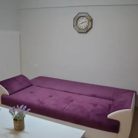 La Petite Maison Nicole Selanik